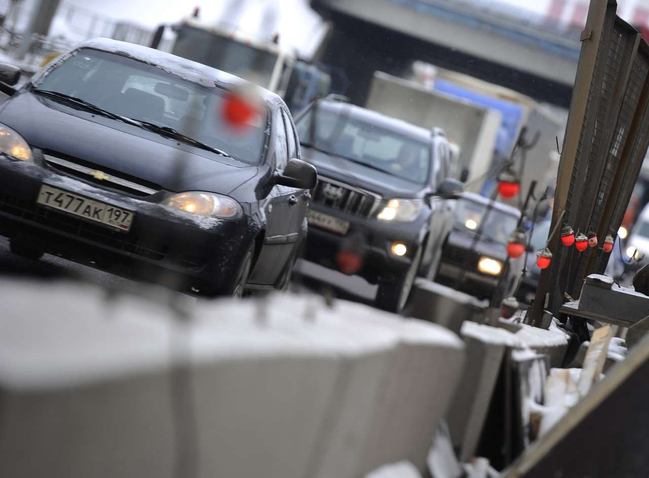 Пробка длиной более 30 км образовалась на внутренней стороне МКАД