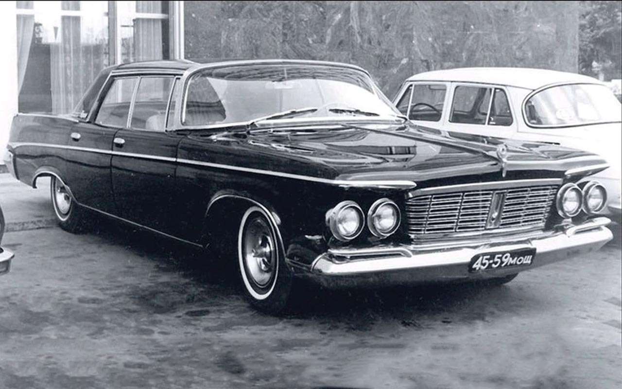 Американских автомобилей было особенно много, поскольку их привечали дипломаты не только США и Канады, но и иных стран. Рано или поздно многие машины выкупали советские граждане, часто представители артисты и люди иных, связанных с искусством профессий. Chrysler Imperial La Baron 1963 года перешел от посла Японии к композитору Арно Бабаджаняну. Автору первого в СССР твиста – в самый раз!