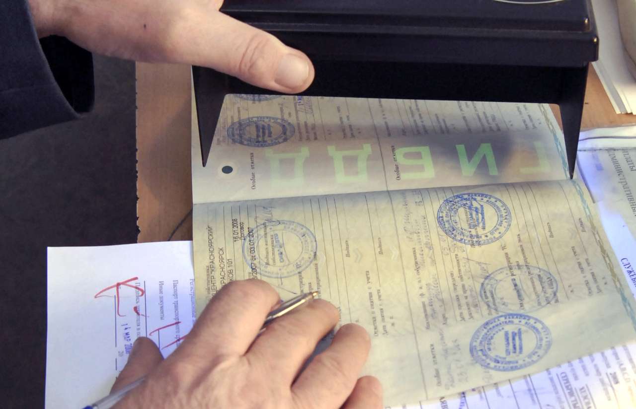 Ввели электронный ПТС — надо менять мой бумажный? Отвечает глава ГИБДД