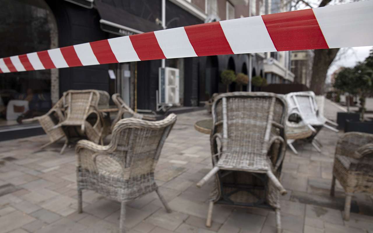 Заведениям общественного питания рекомендовано ограничить работу в ночное время, и кое-где эти рекомендации уже превращаются запреты - см. таблицу