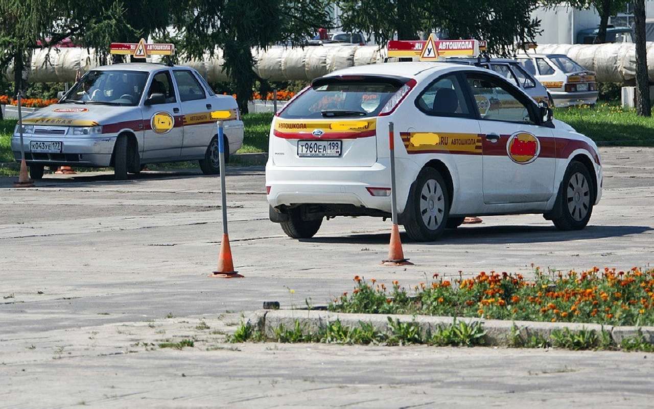 Автошколы смогут учить по-новому не ранее осени