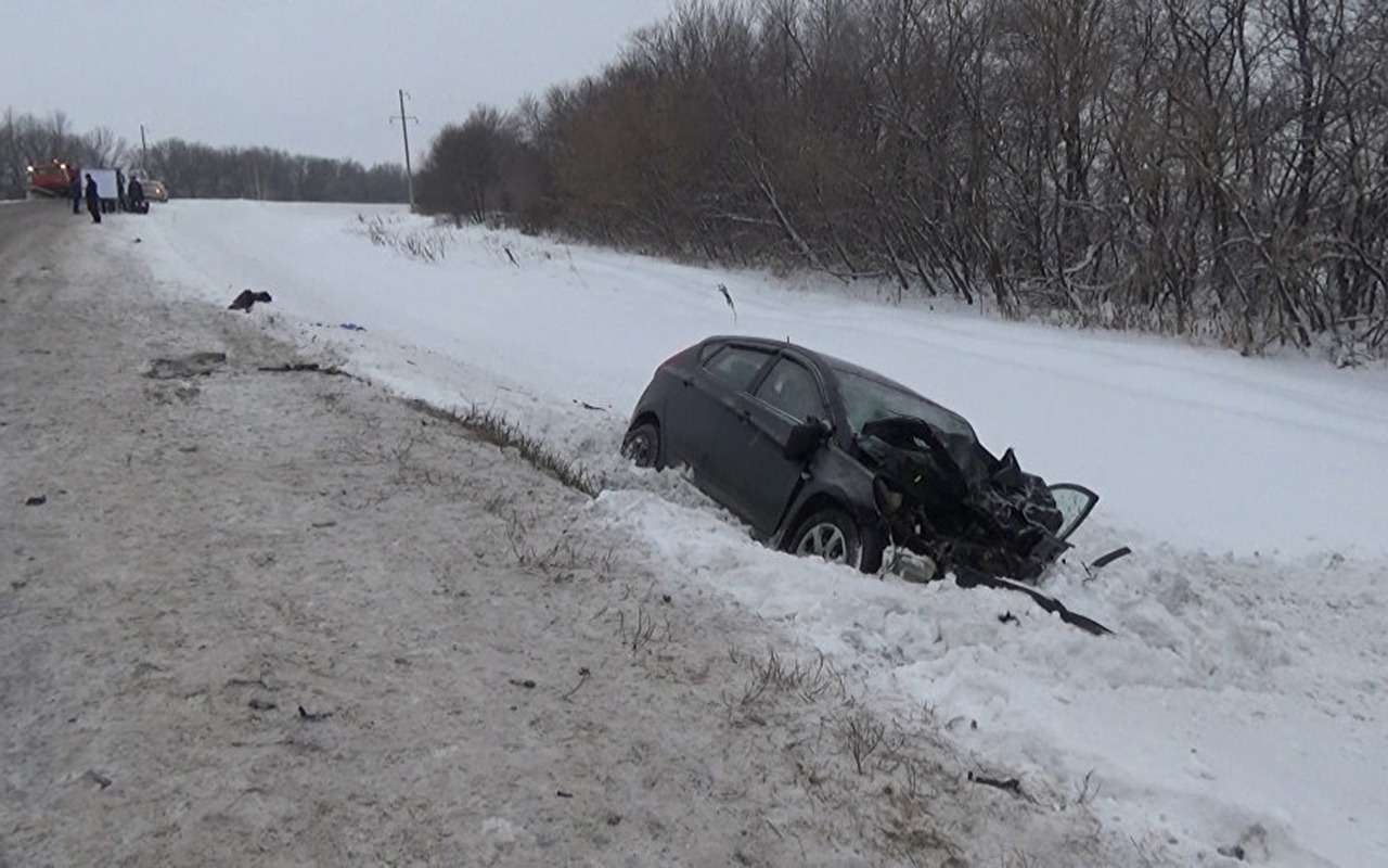 В ДТП с участием микроавтобуса и легковушки пострадали 14 человек