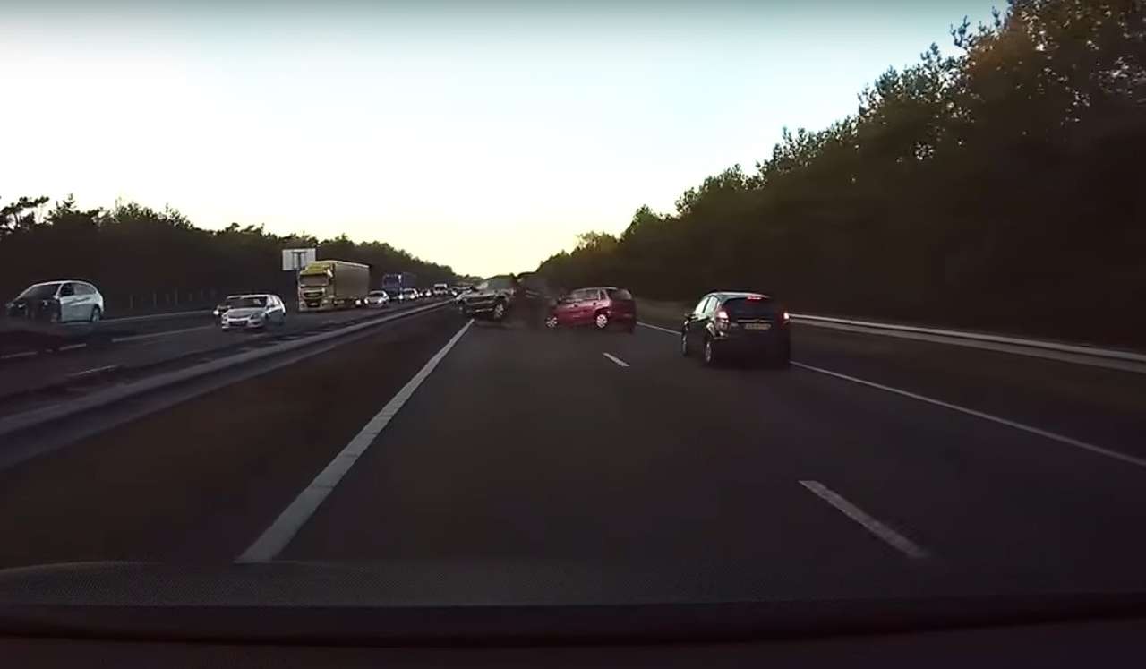 О пользе искусственного разума: Tesla чудом избежала аварии