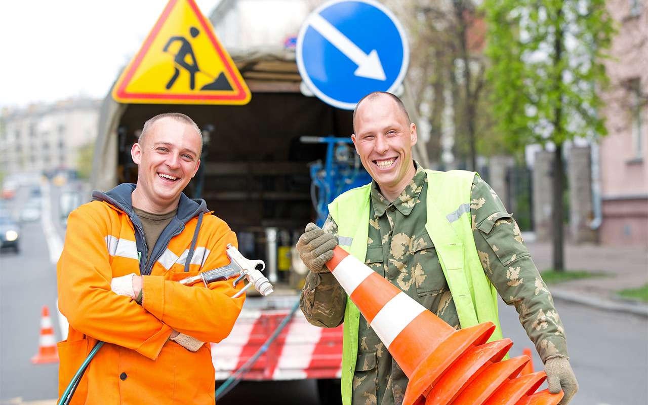 Знаки, стрелки и светофоры: дорожников обяжут делать ремонт заметнее