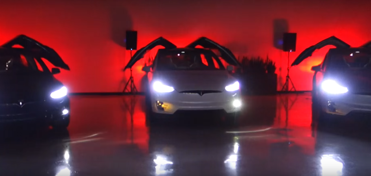 Tesla устроила рождественское световое шоу из кроссоверов Model X (ВИДЕО)