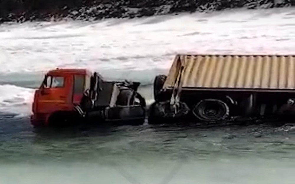 «Мужики, ну пожалуйста!» В Якутии дальнобойщик терпит бедствие (видео)