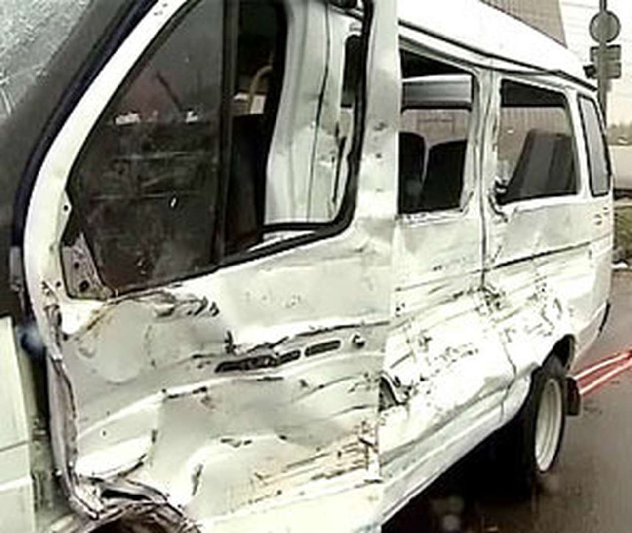 Разбитая маршрутная Газель. Фото vesti.ru