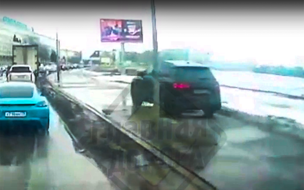 На внедорожнике по тротуару: в Петербурге засняли фантастического хама