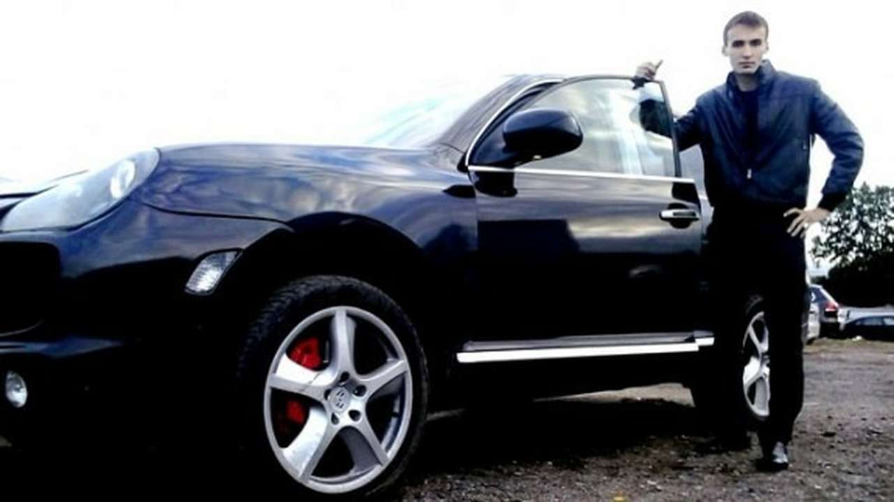 Гонщик на Porsche Cayenne отсидит 16 суток и заплатит штраф