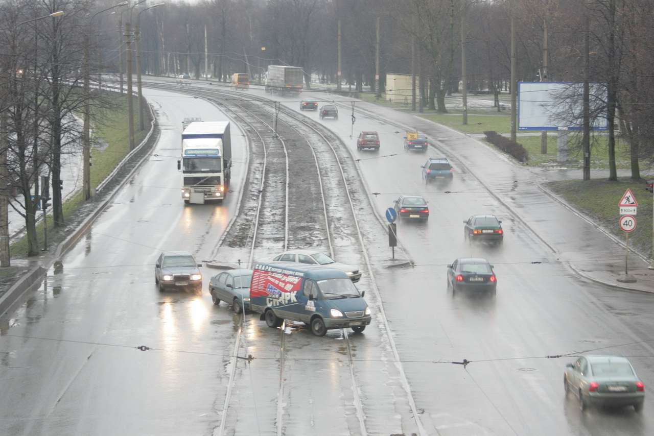 Ответы ГИБДД: когда убирать снег с дорог, можно ли сочетать шипы с липучками, кому дозволено ездить по трамвайным путям