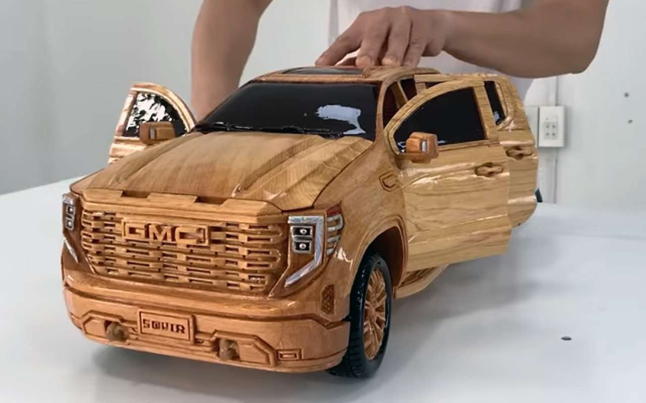 Мастер вырезал из дерева GMC Sierra – залипательное видео