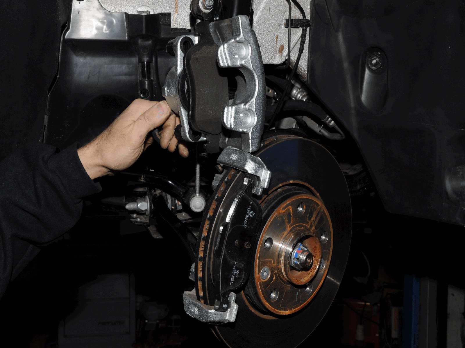 как поменять тормозные колодки рено дастер. 6 передний привод. дастер 4х4 передние тормоза. тормозная система дастер 4х4. система тормозов дастер.