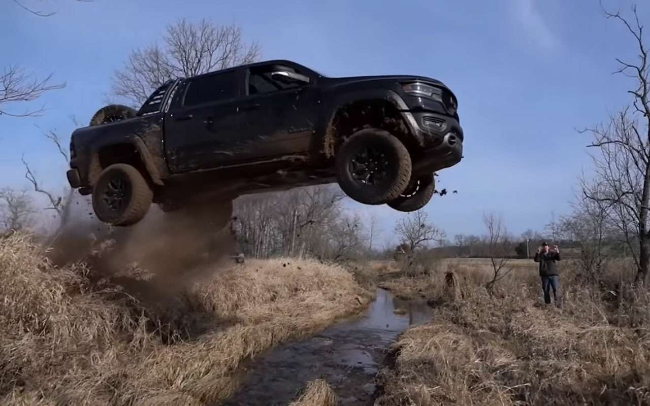 На ютьюбера завели 18 уголовных дел за внедорожные видео