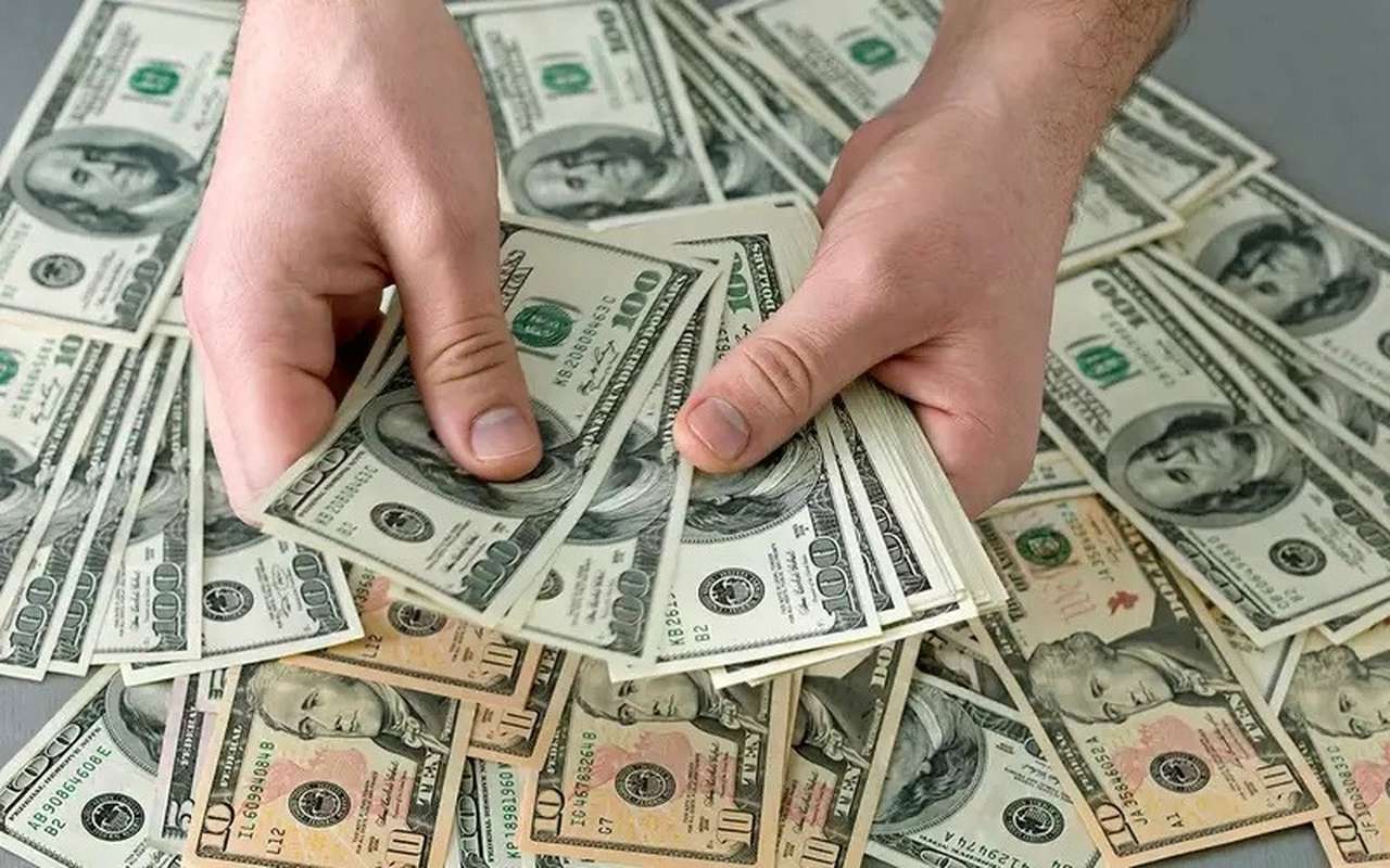 Таксист разбогател на 4 тысячи долларов с одной поездки на мойку