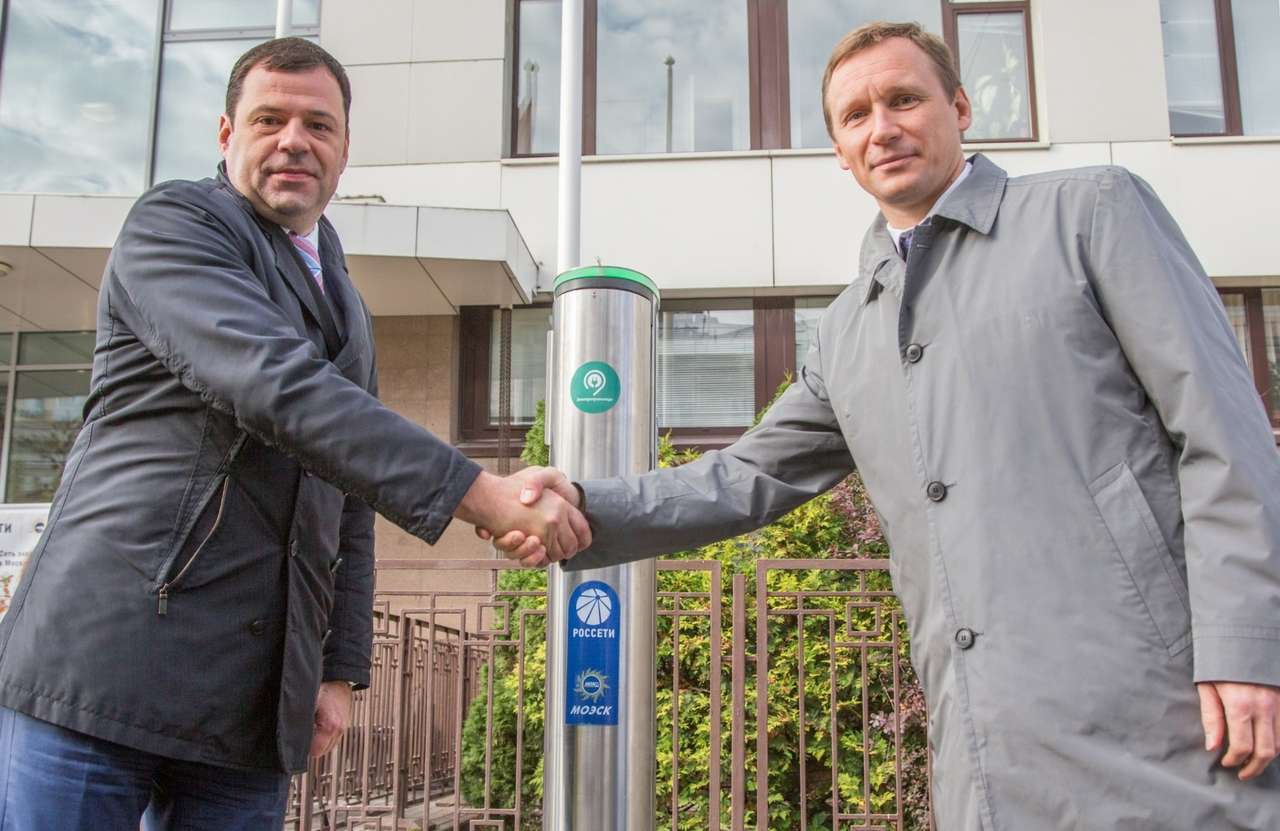 Первая зарядная станция для электрокаров появилась в центре Москвы