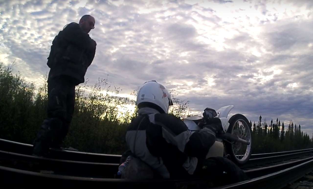 Постой, паровоз: мотоциклиста придавило на ж/д мосту