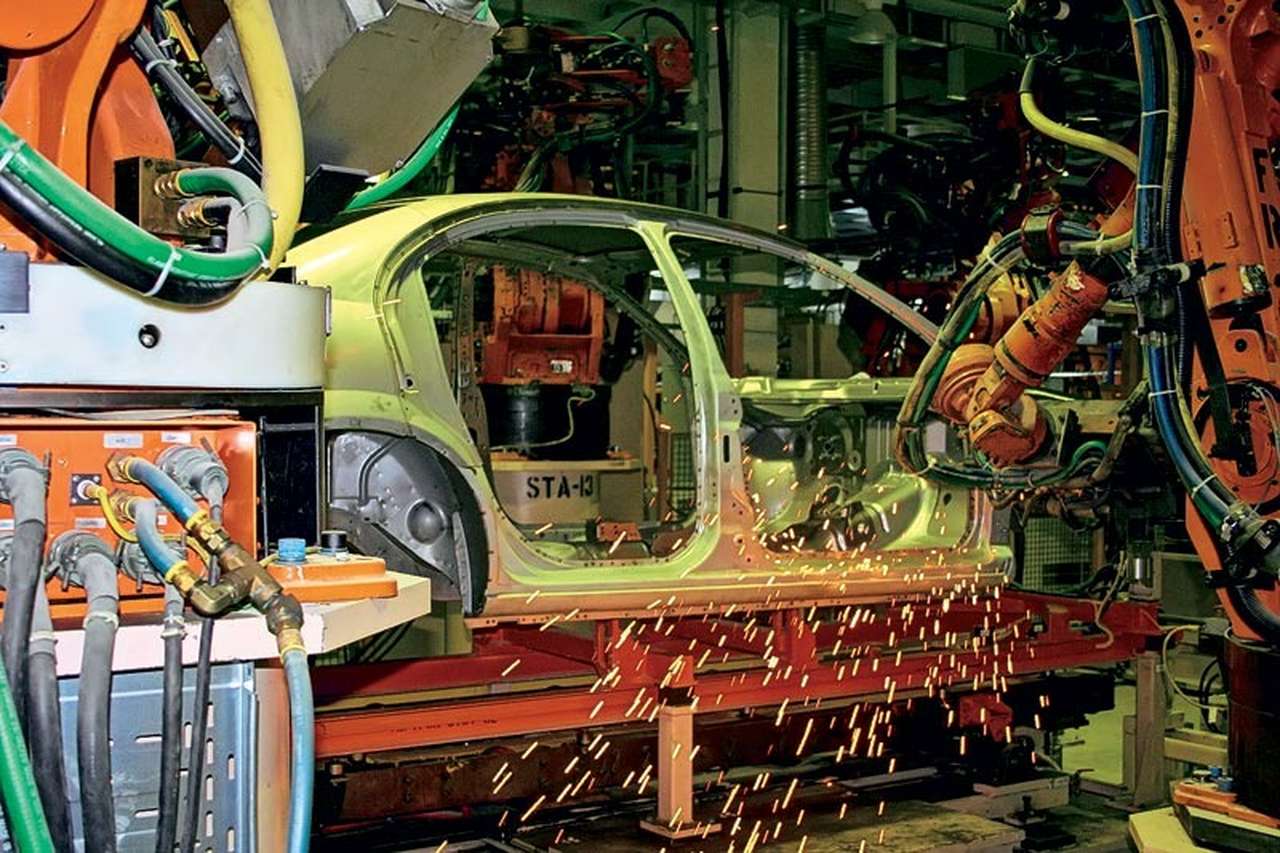 В цехе сварки установлены 44 современных  робототехнических комплекса