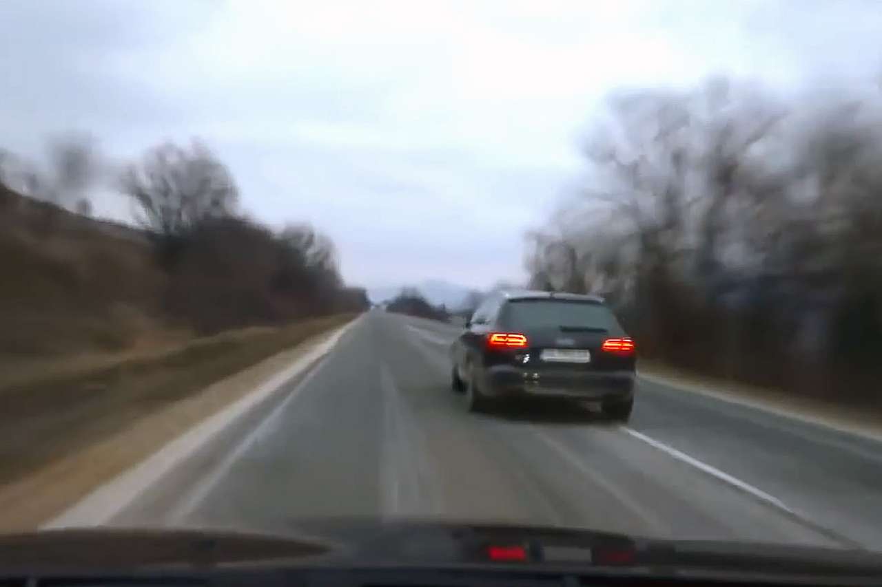 Два «гонщика» на дороге решили помериться силами (ВИДЕО)