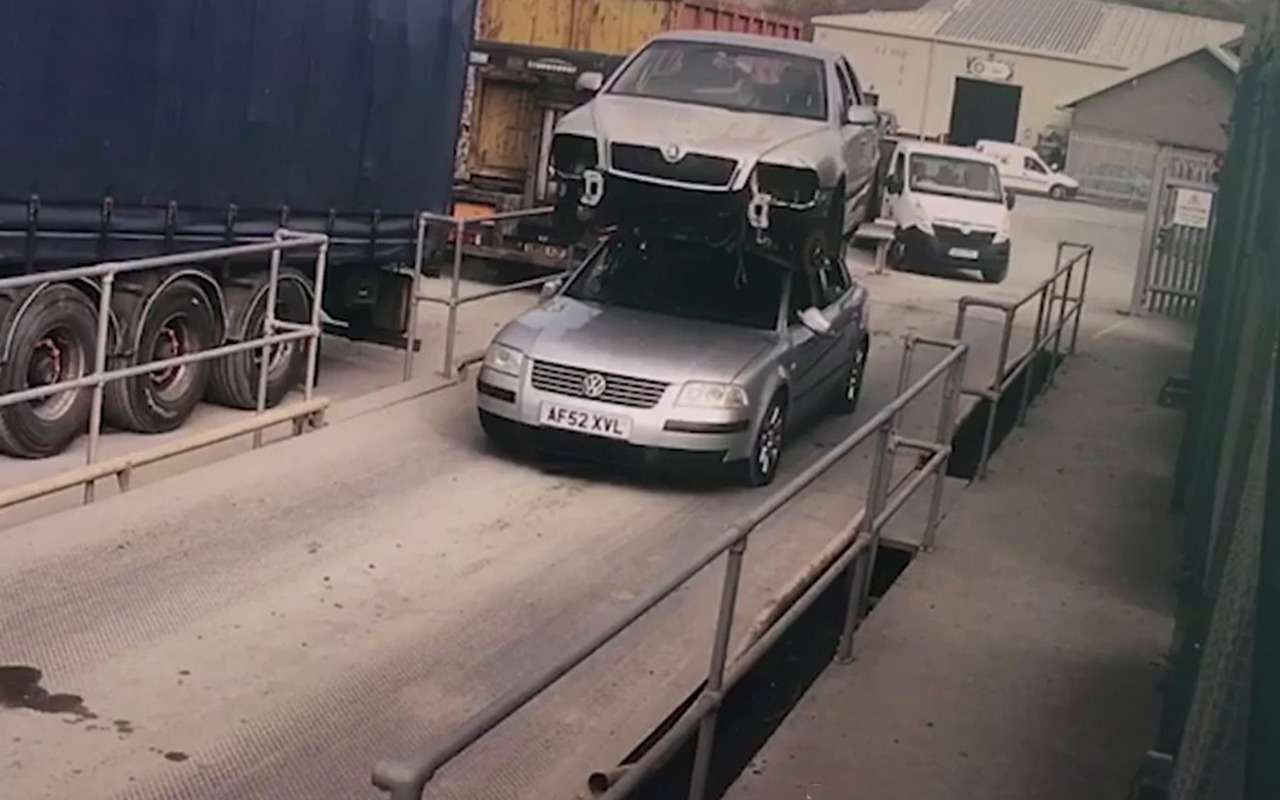 Вот так тоже можно перевозить машины. А нет, все же нельзя!