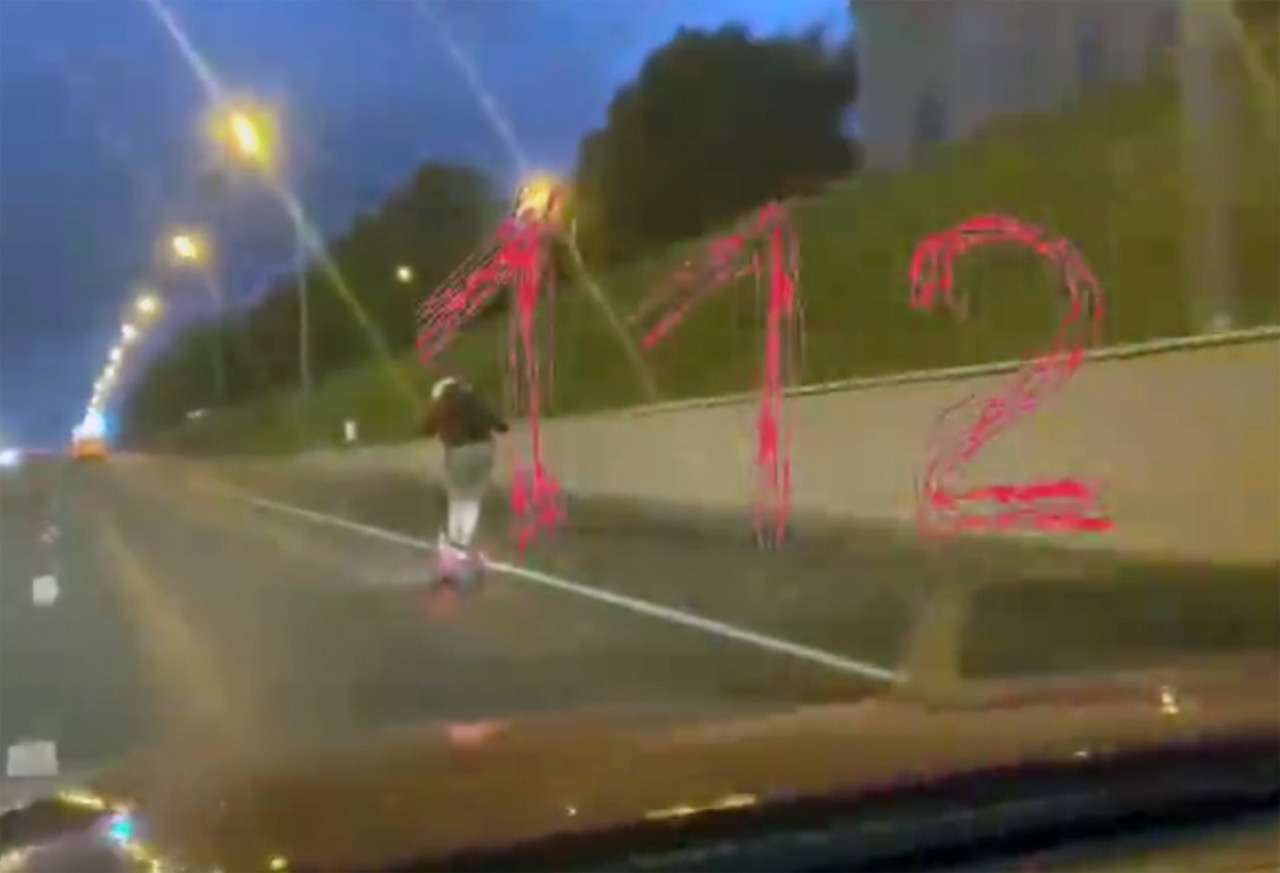 Мужчина разогнался на электросамокате до 80 км/ч – полиция изучает видео