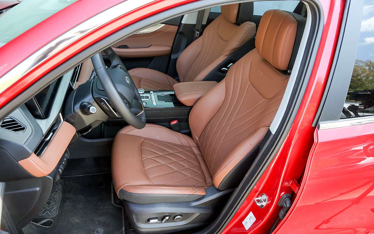 Передние сиденья - одни из самых комфортных среди «китайцев».