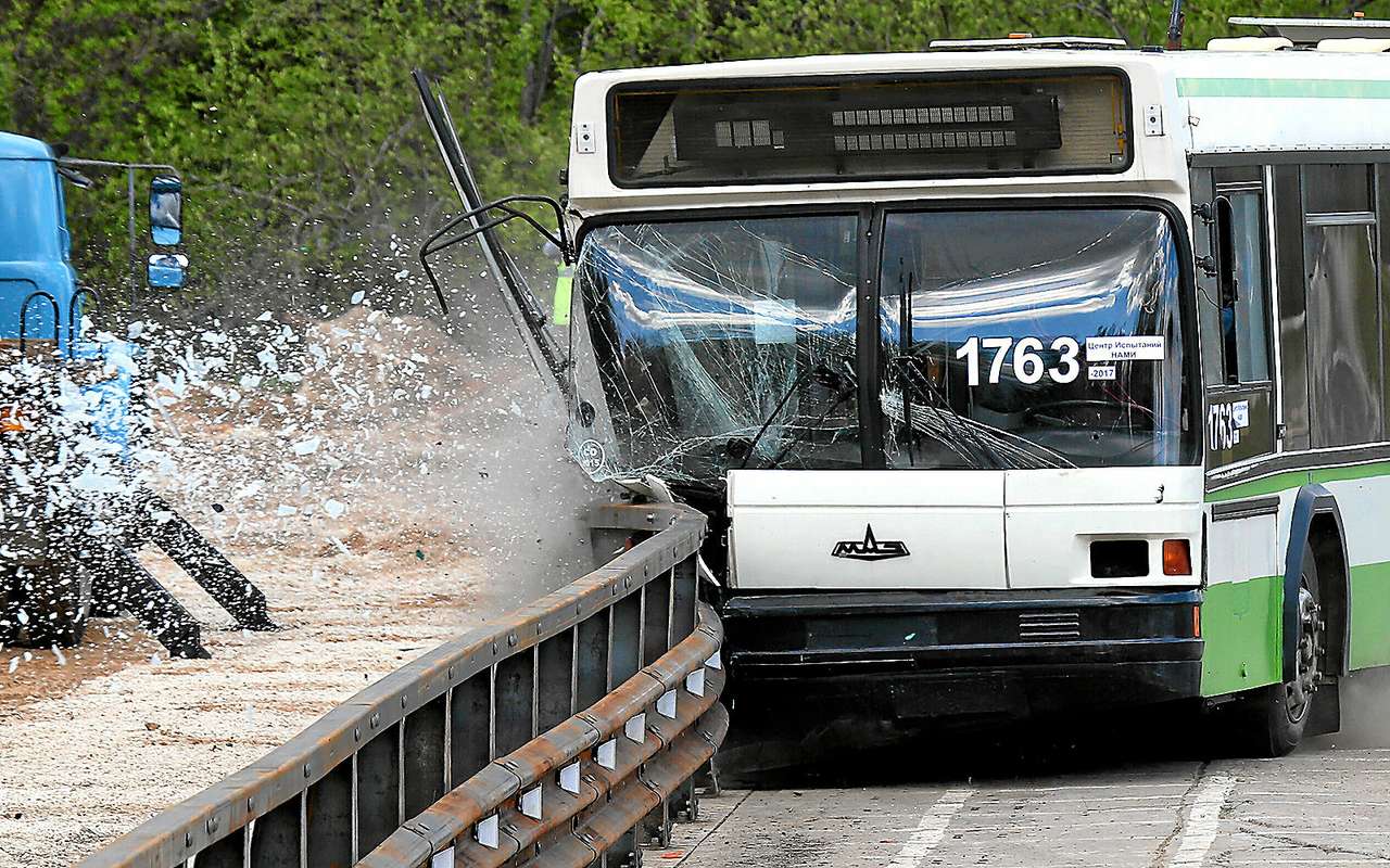 Краш-тест дорожных ограждений - 20 тонн в отбойник!