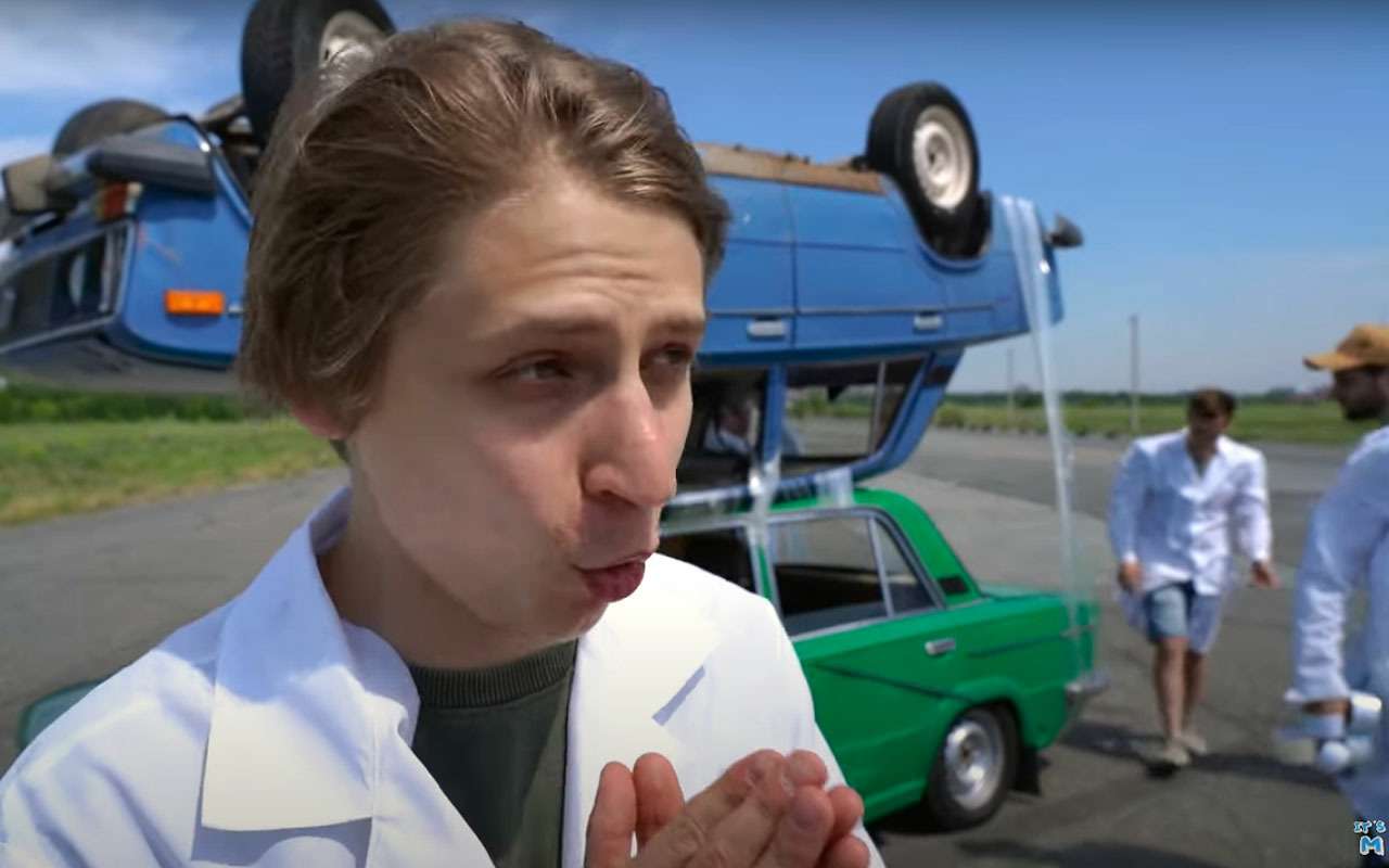 Склеить машины скотчем — бессмысленный и опасный эксперимент