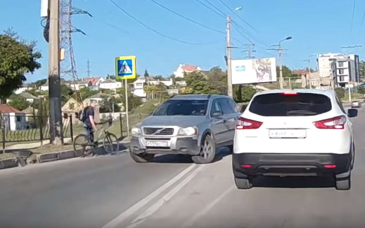 Перепутал: водитель сбил велосипедиста, но напал на байкера