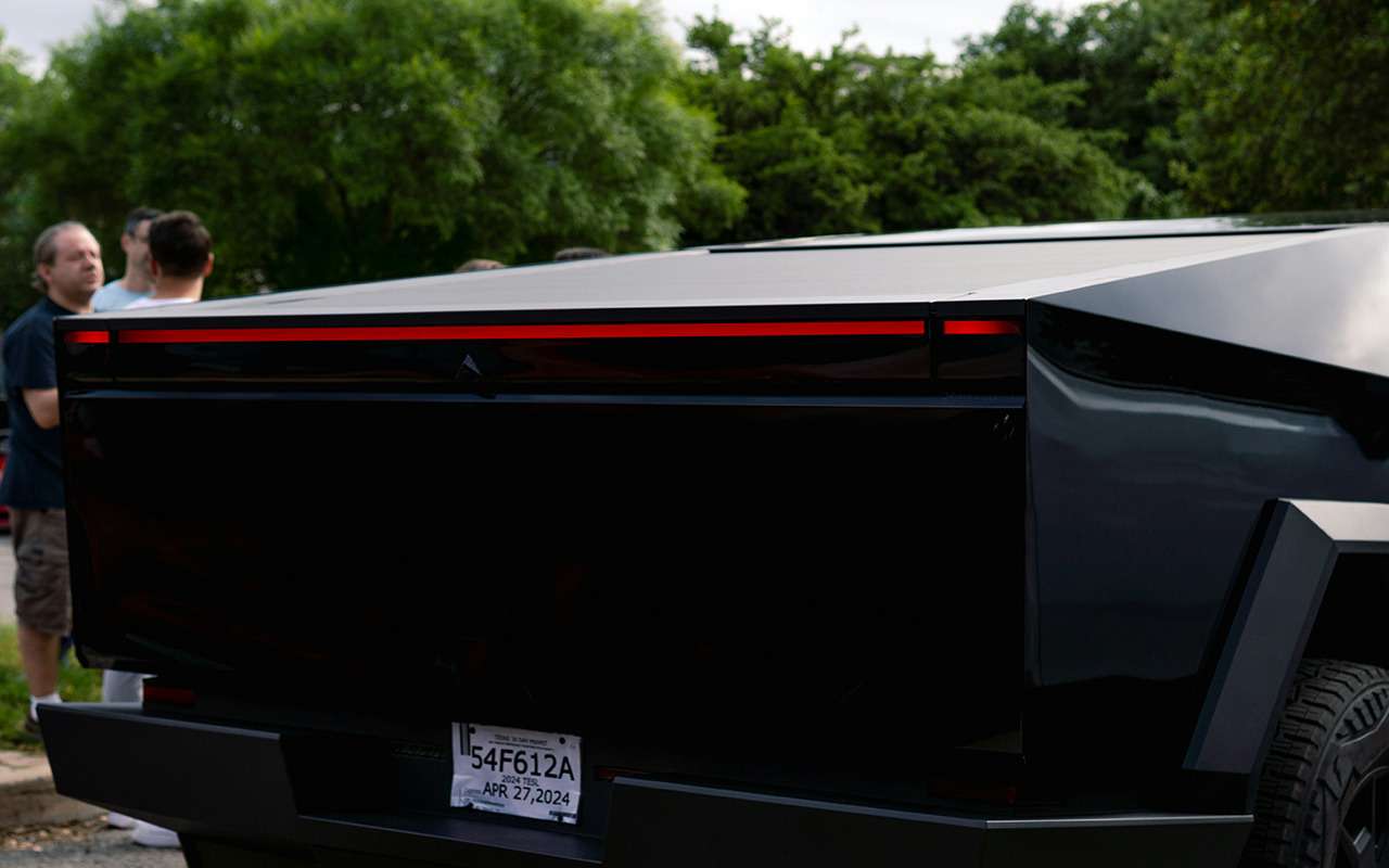 Ни за что не догадаетесь, по какой причине таможенники не пускали Tesla Cybertruck в Россию