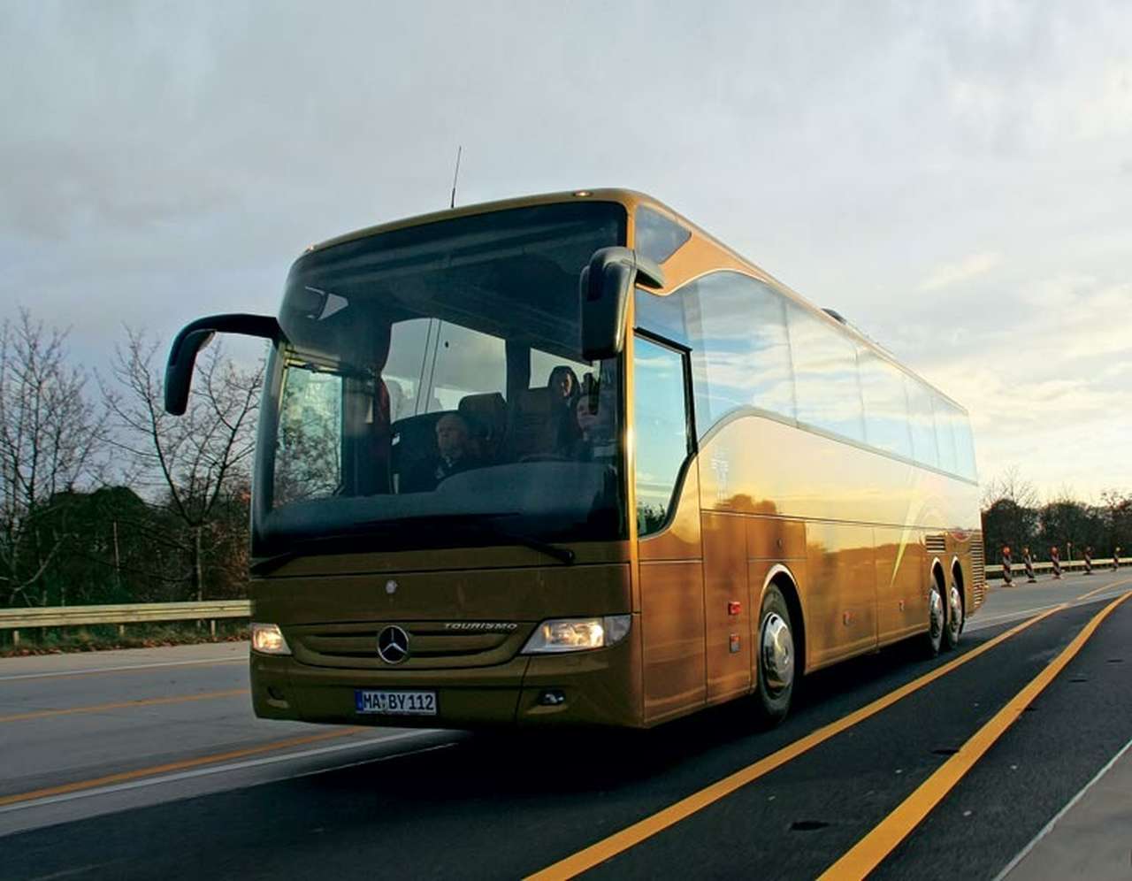 Среднеразмерный трехосный «Мерседес-Бенц Туризмо М»: размеры 12 920х2550х3620 мм, полная масса 24 т, двигатель 12 л/428 л. с., 53 места в трехзвездной конфигурации.