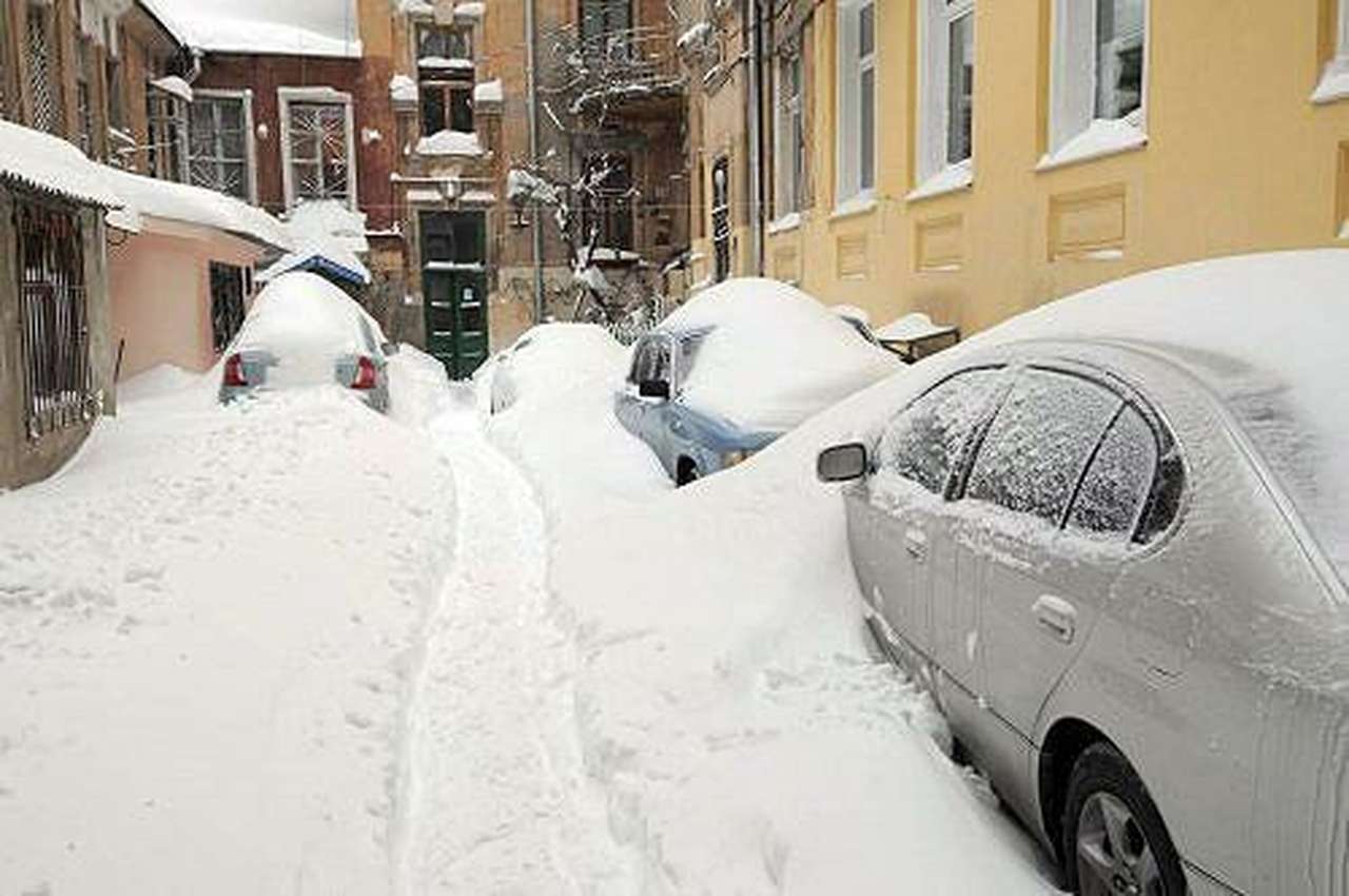 Минские автомобилисты официально нанимают дворников на уборку снега