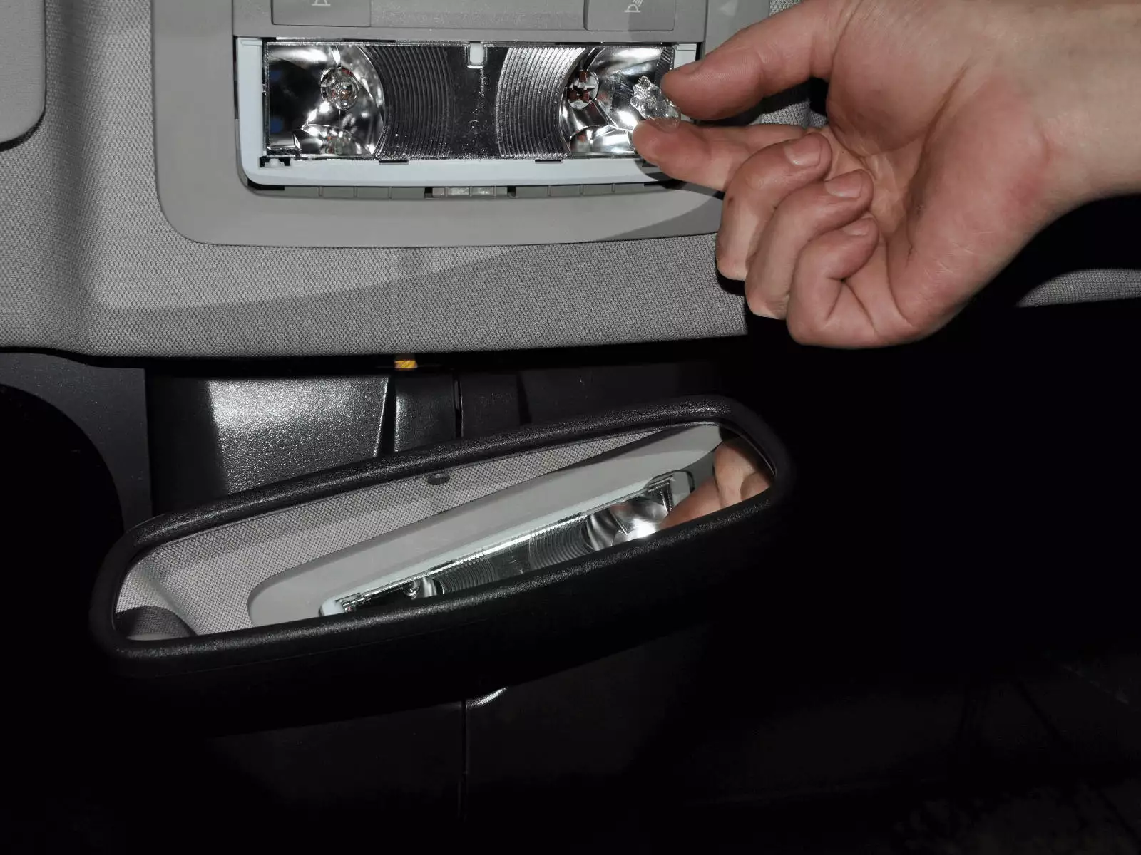 При открытии водительской двери не загорается свет в салоне шевроле круз