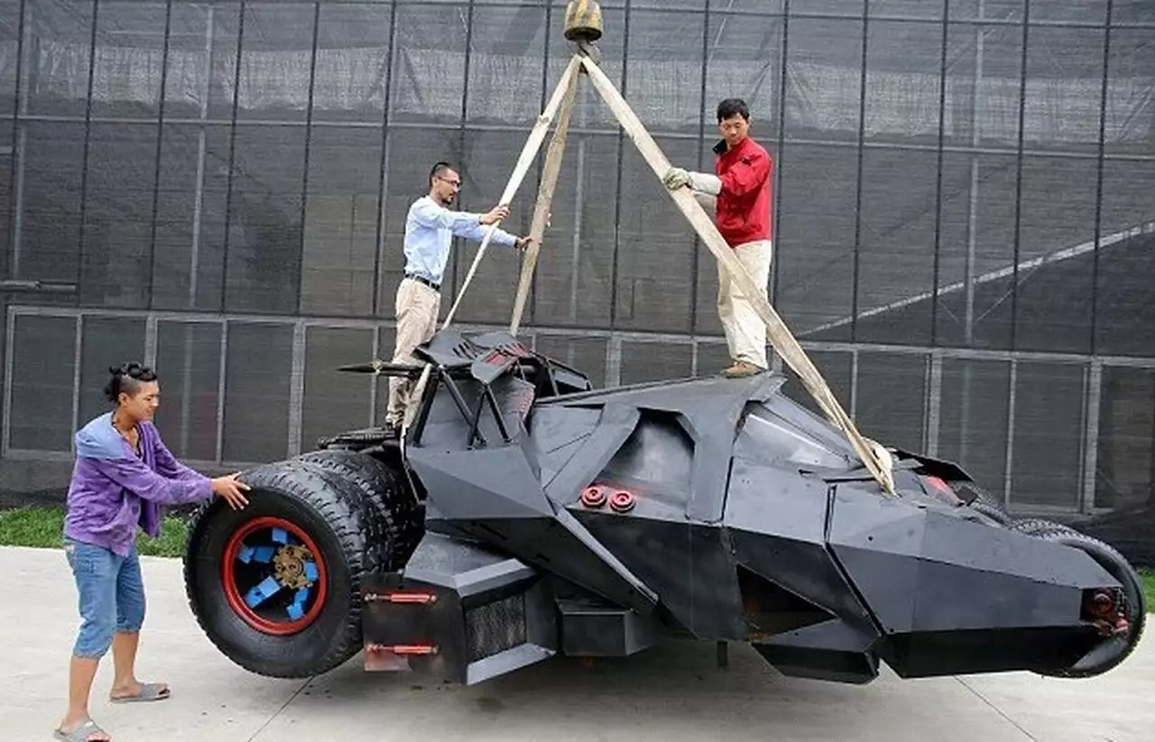 Китайцы сделали копию бэтмобиля из металлолома 