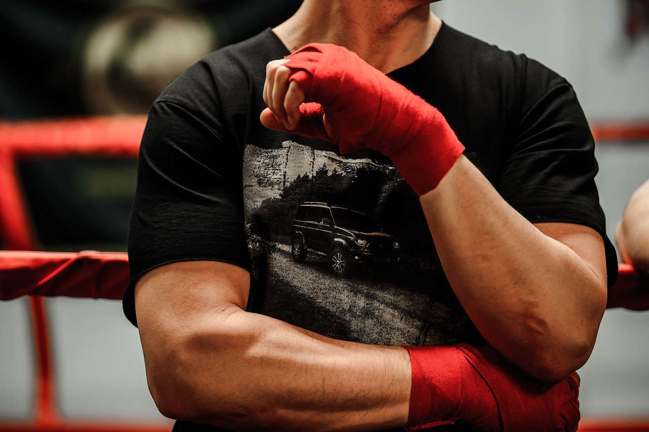 Никогда не сдавайся - УАЗ начал торговать одеждой