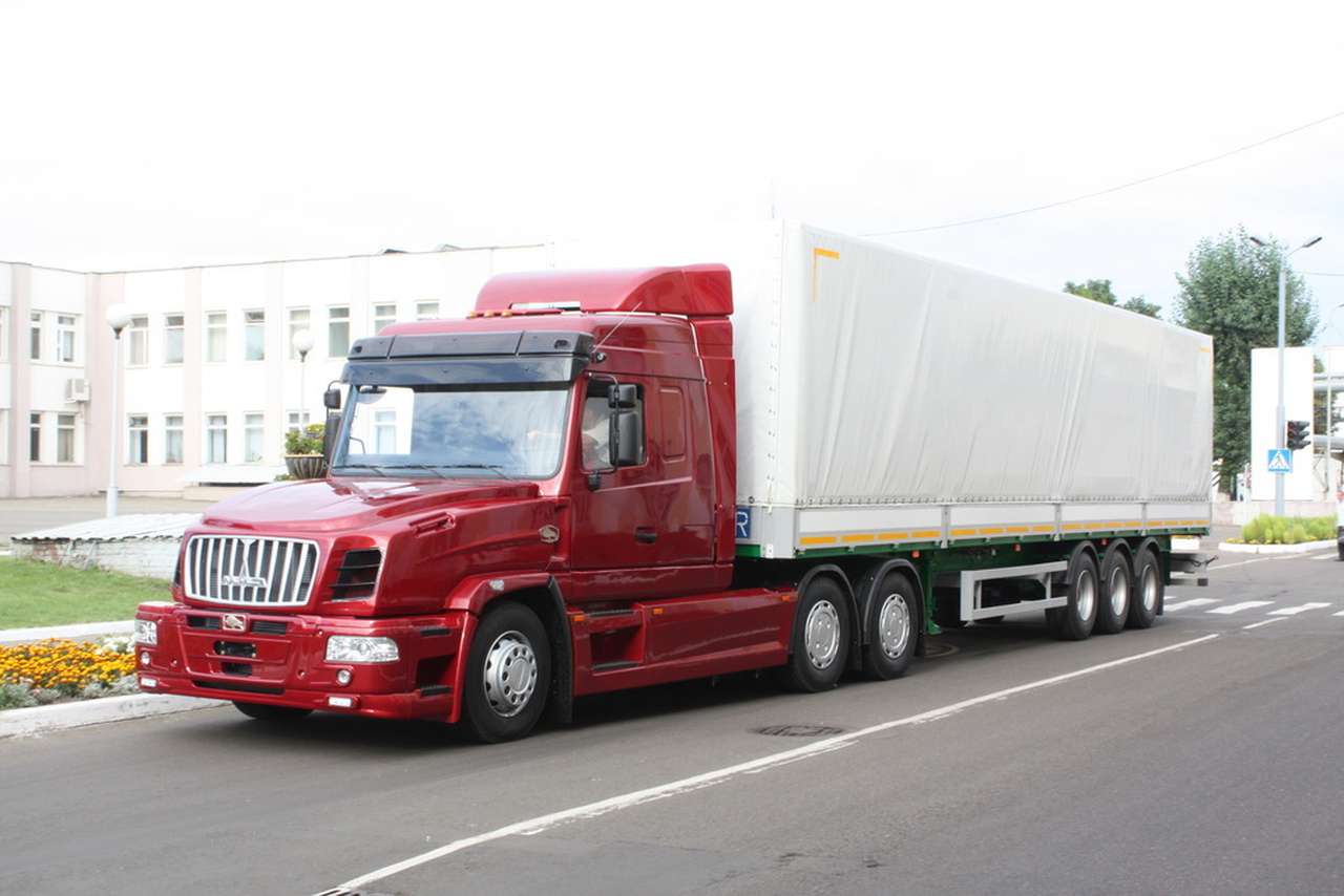 МАЗ представил новый капотный грузовик