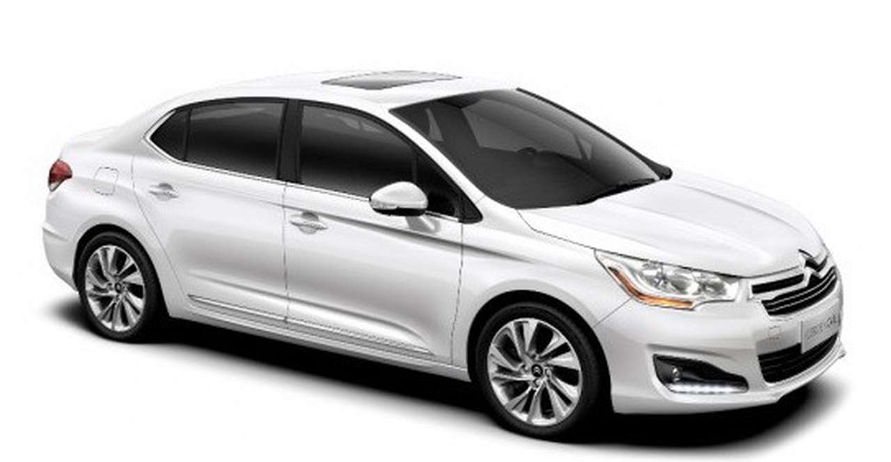 Новый седан Citroen C4 L продефилировал по Калуге в защитном комбинезоне