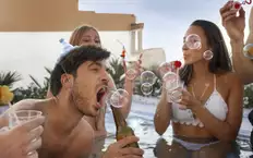 Власти популярного курорта жестко отреагировали на поведение пьяных туристов