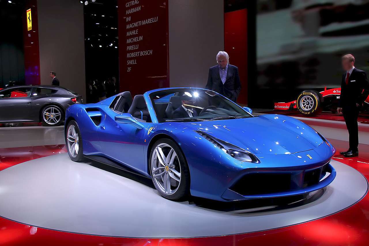 Ferrari 488 Spider срывает крышу