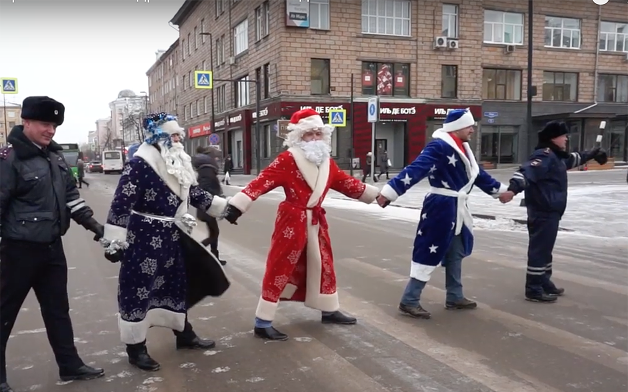 Папы под присмотром ГИБДД вышли на дороги в костюмах Деда Мороза