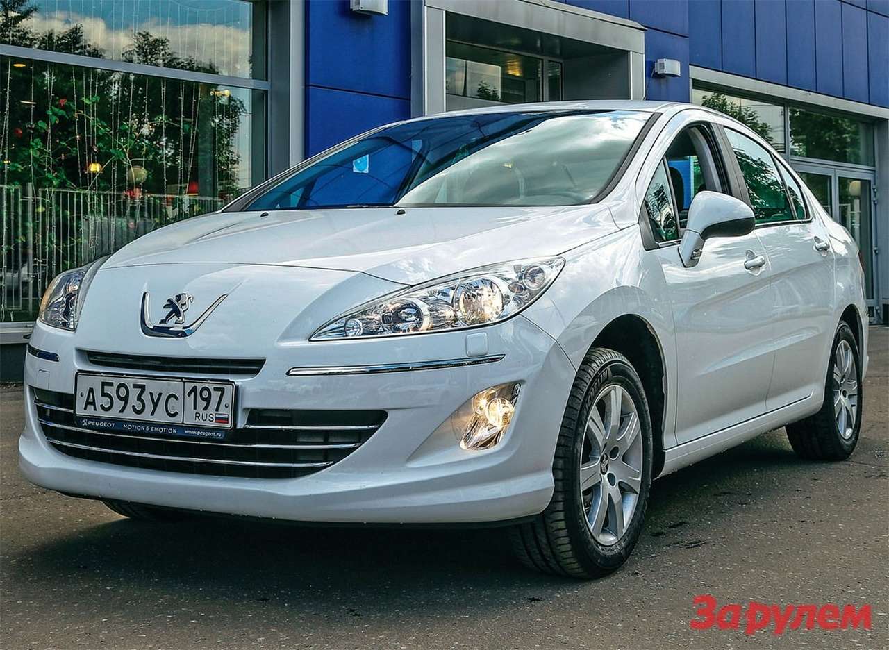 Это не высокий стиль, а бюджетное исполнение: неокрашенный корпус зеркала скомпонован со стандартным цветным колпаком. 