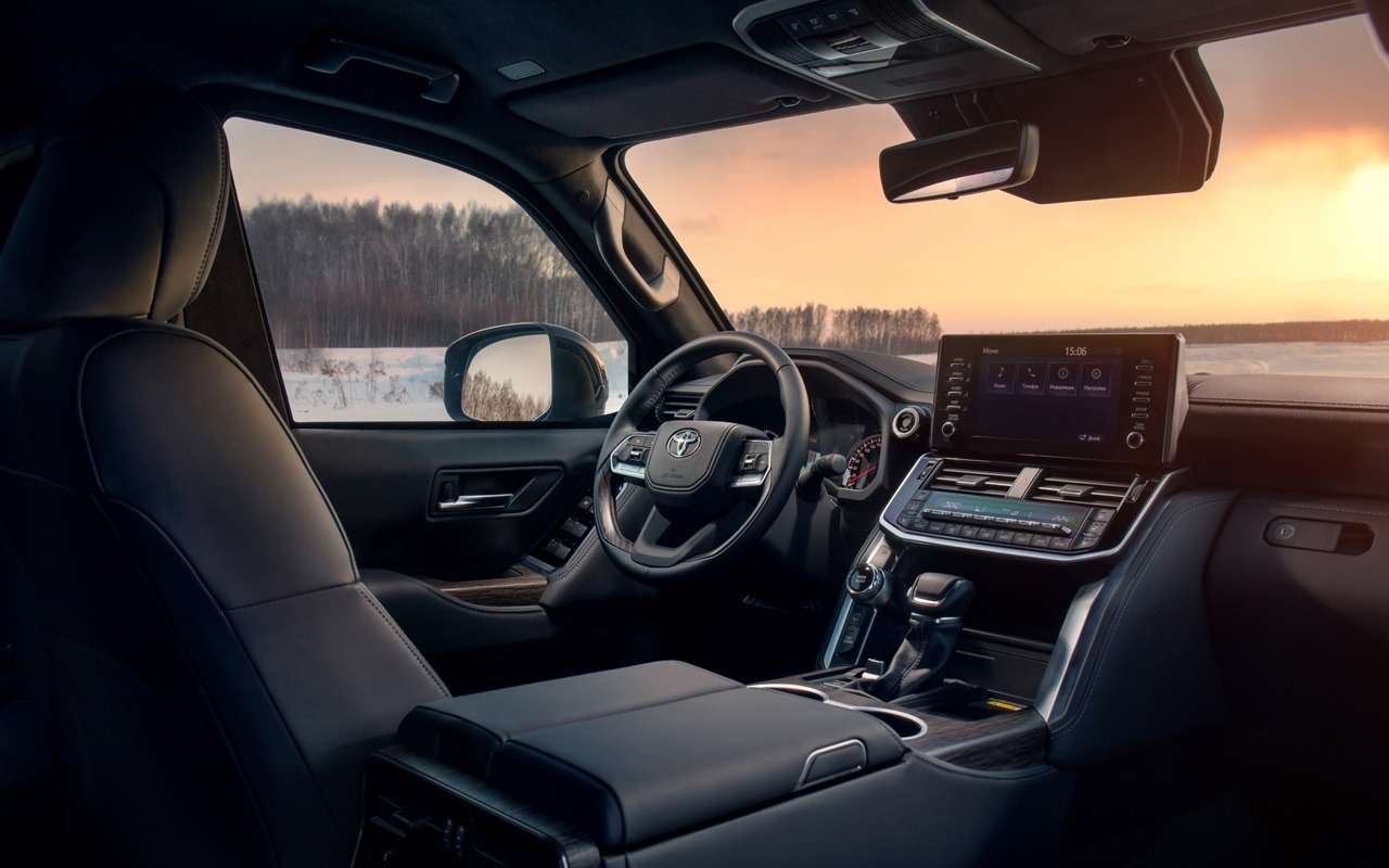 Интерьер Toyota Land Cruiser 300