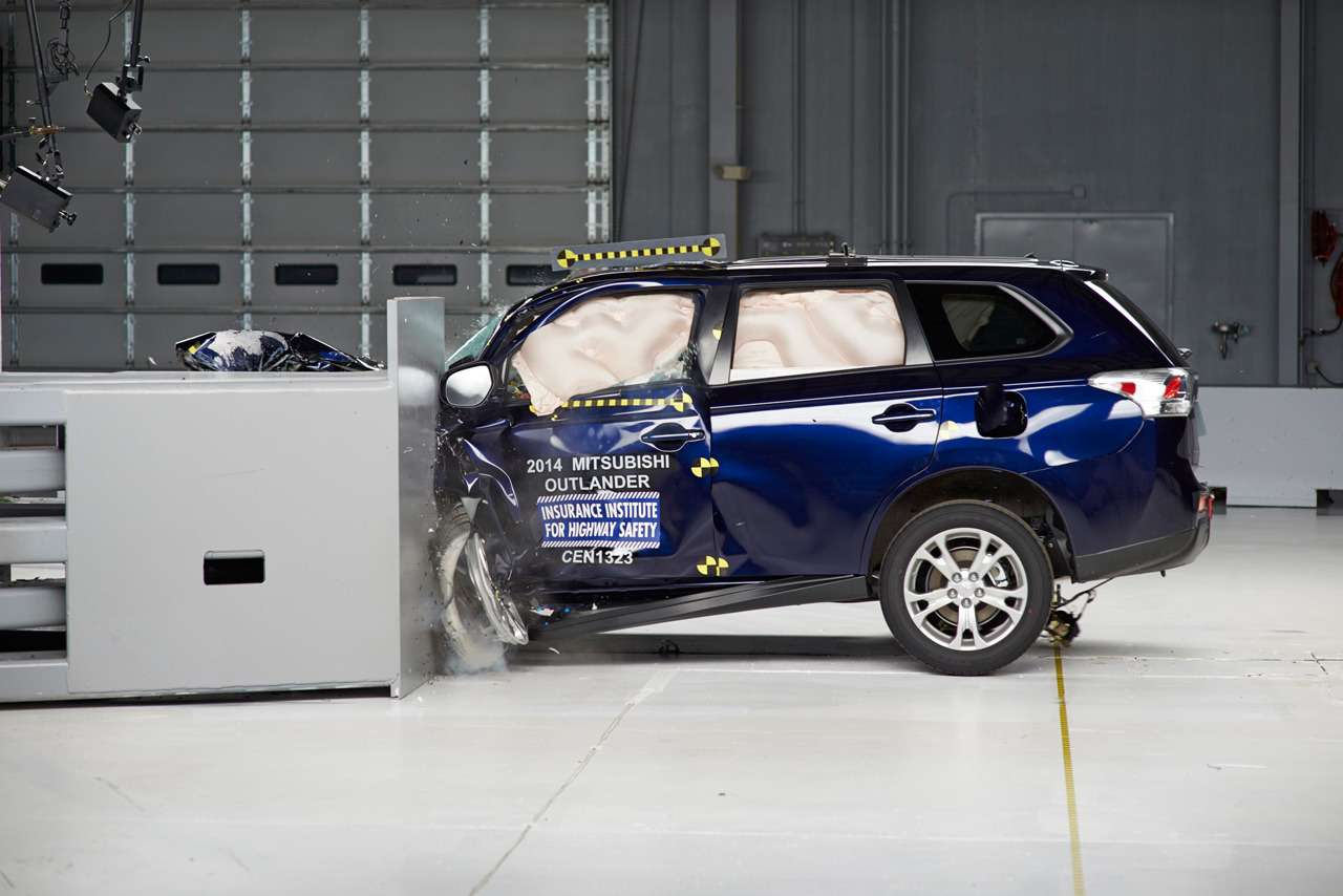 Mitsubishi Outlander подвергли краш-тесту - видео