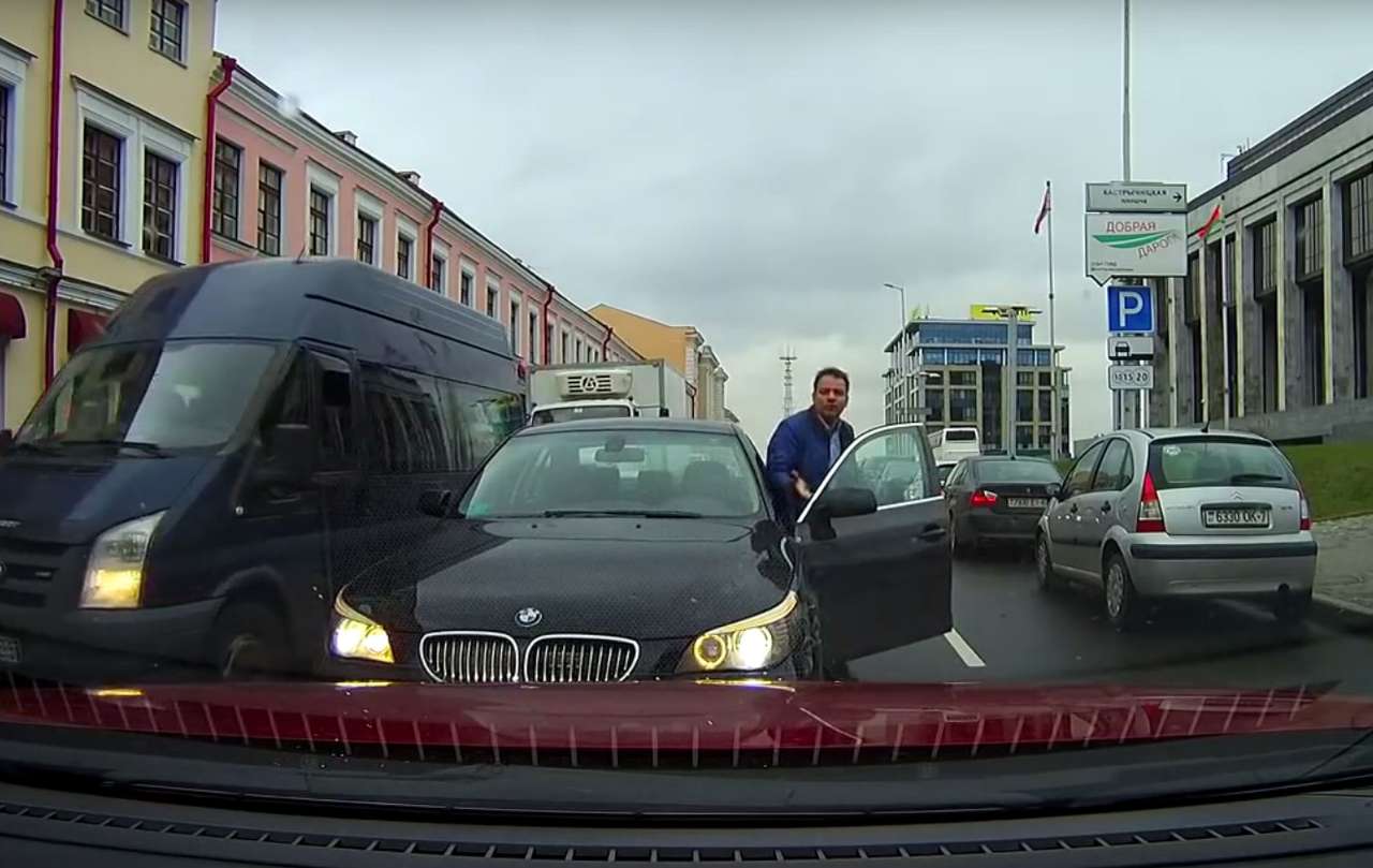 Водитель BMW чувствует себя уверенно даже на встречке (ВИДЕО)