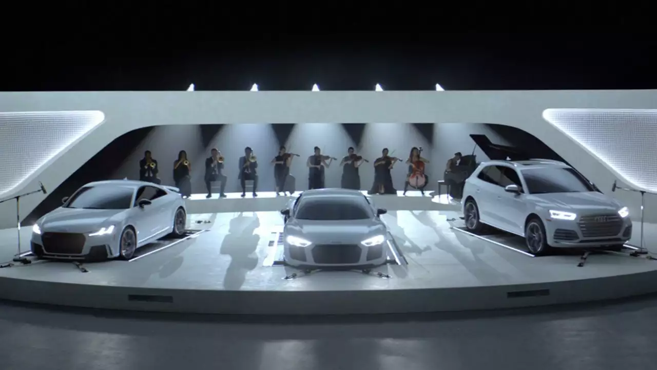 Первые скрипки - автомобили Audi играют в симфоническом оркестре