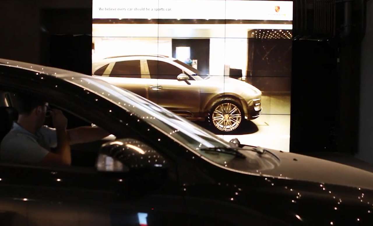 Автомобилистам помогли посмотреть на себя со стороны за рулем Porsche Macan (ВИДЕО)