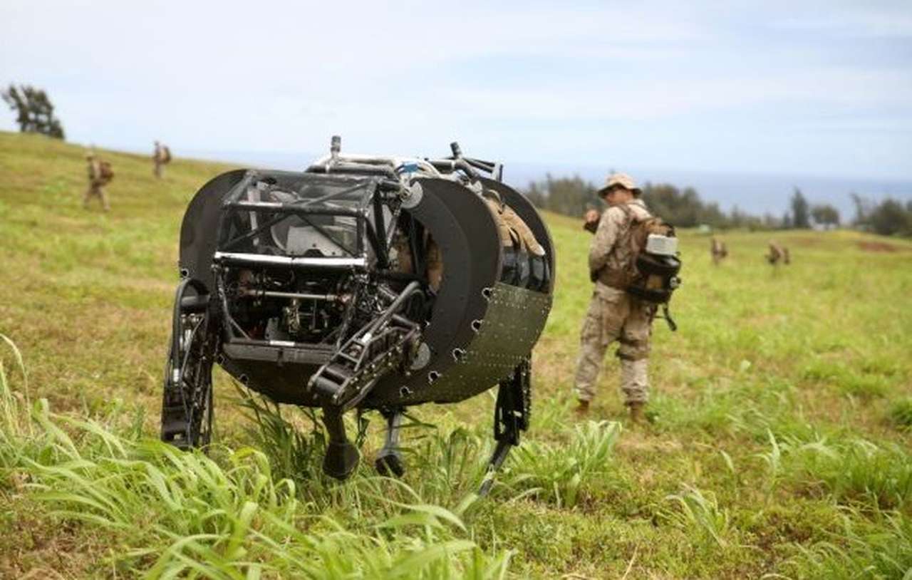 Американские морпехи тестируют автономный автомобиль и собаку-робота