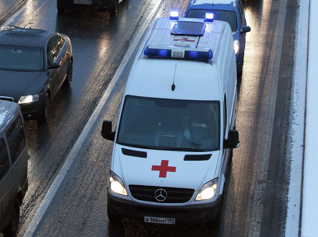 Прохожий сломал нос автохаму, не пропустившему скорую