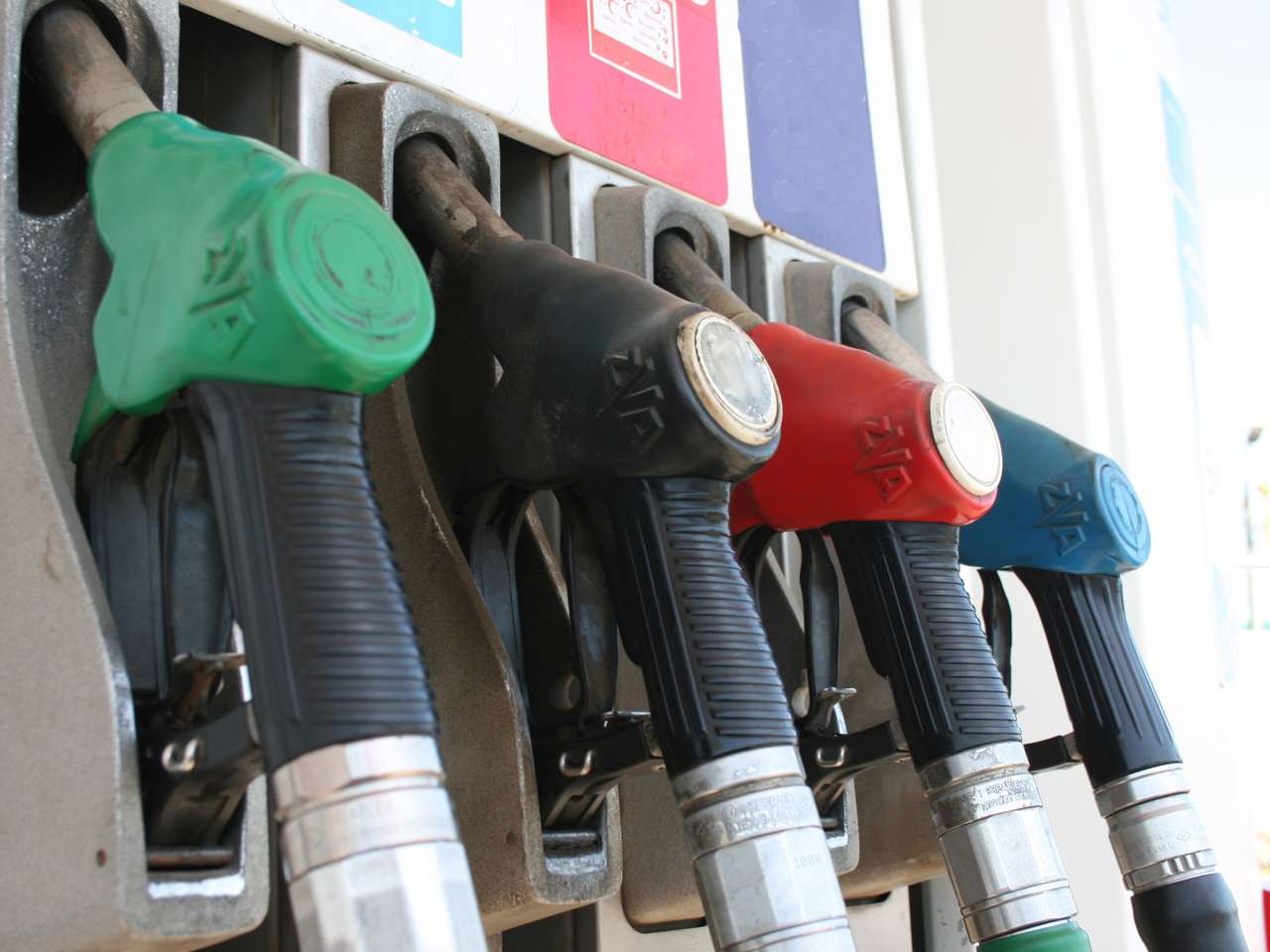 Крупные сети АЗС Донбасса приостанавливают работу 