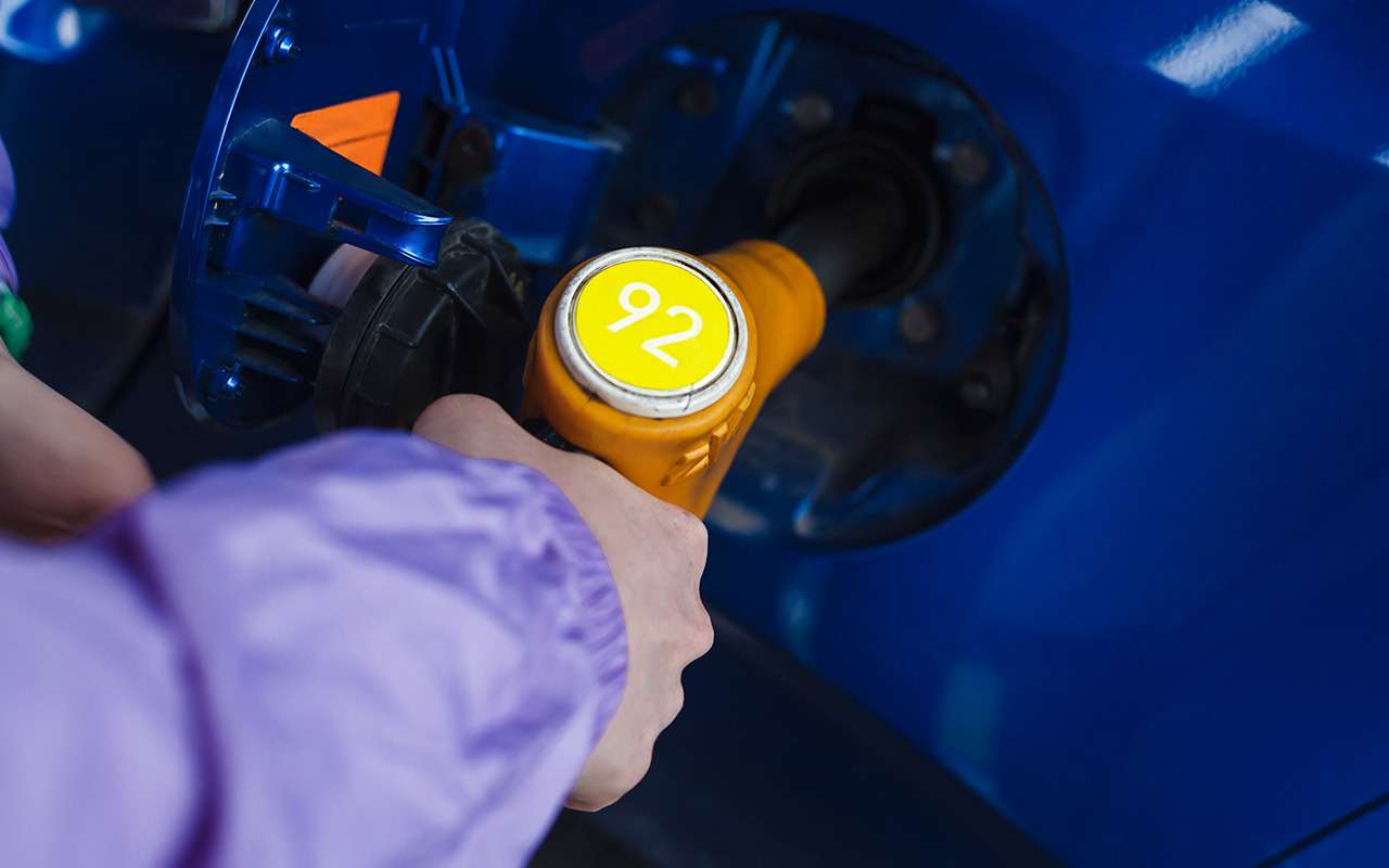 Литр АИ-92 стоит 13 рублей