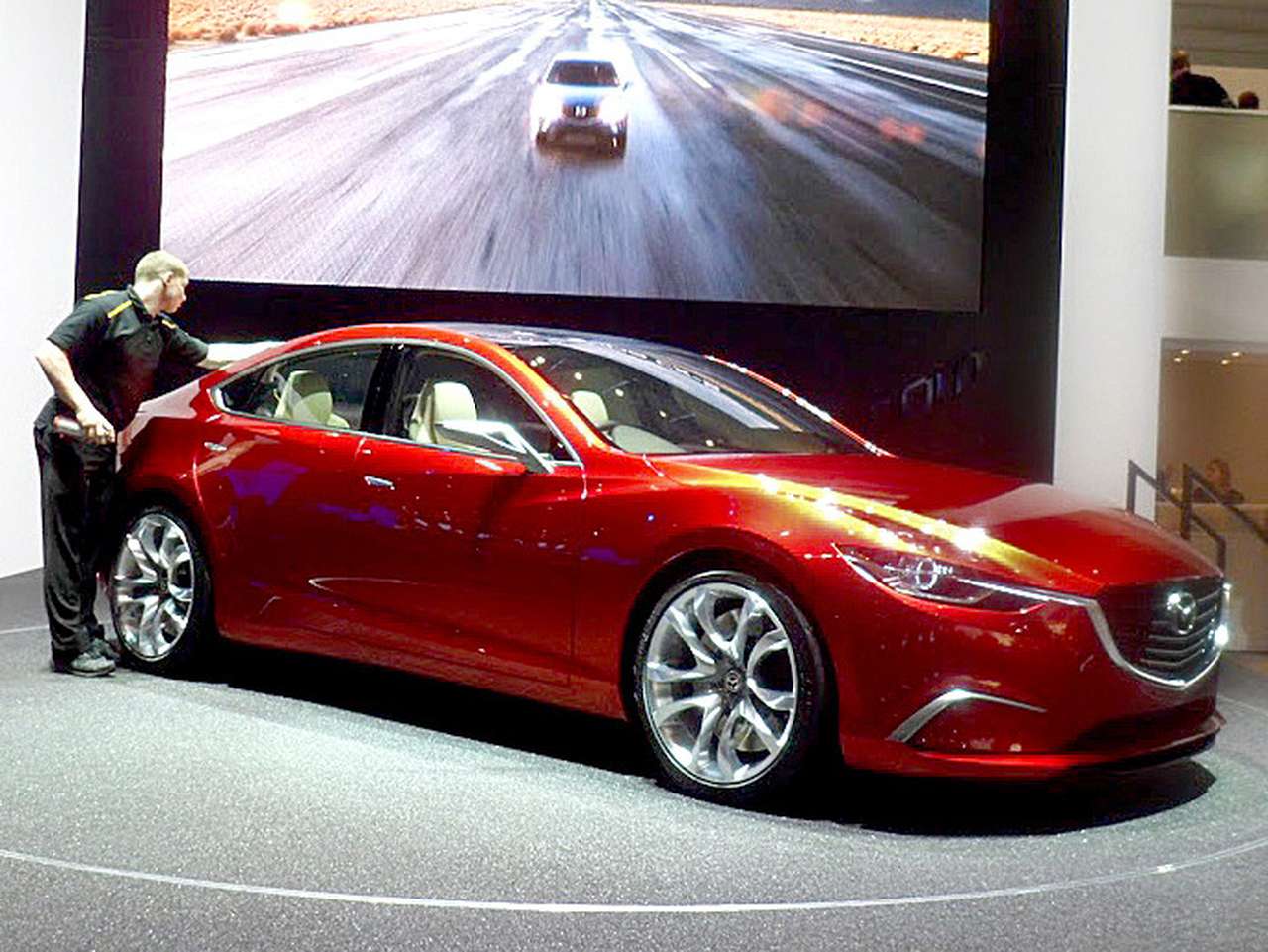 Табличка с надписью Mazda 6 на концепте так и не появилась